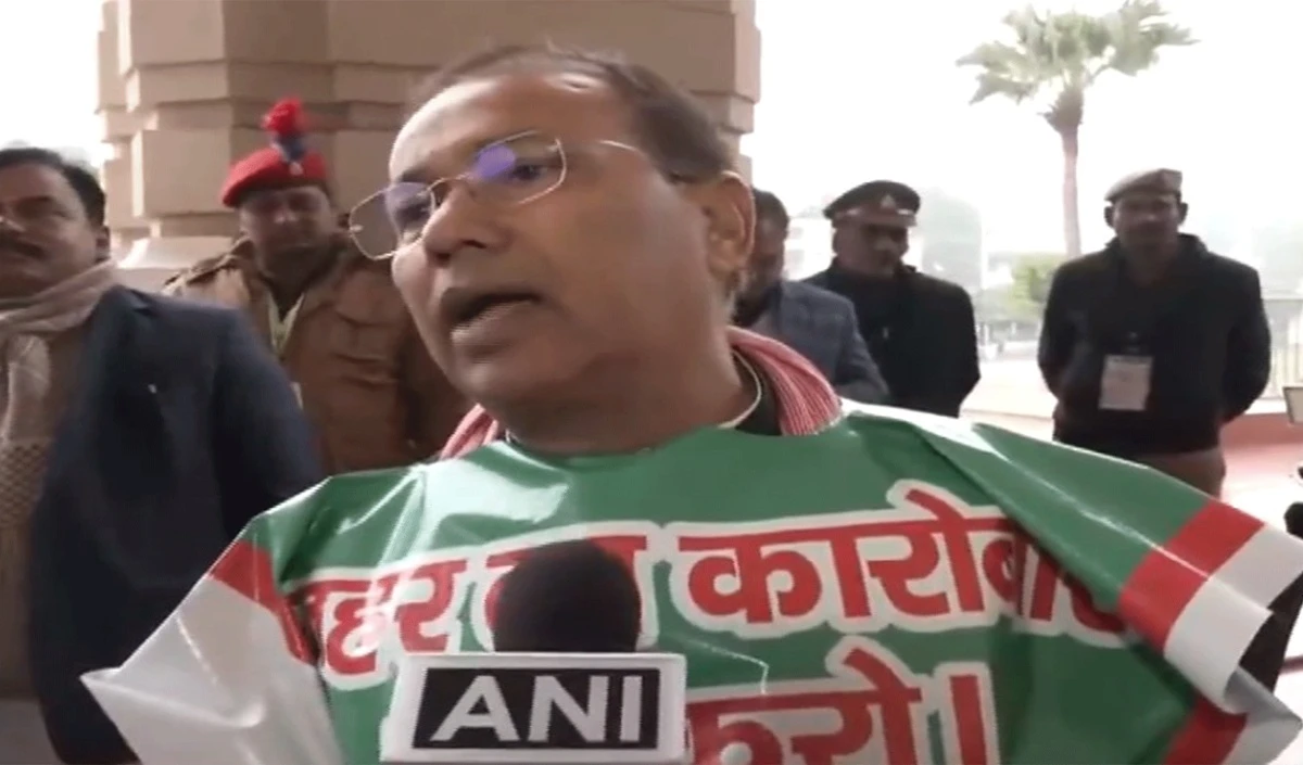 वे जहर बेच रहे हैं... उत्तर प्रदेश में खांसी की दवा के मामले को लेकर सपा विधायकों का विरोध प्रदर्शन