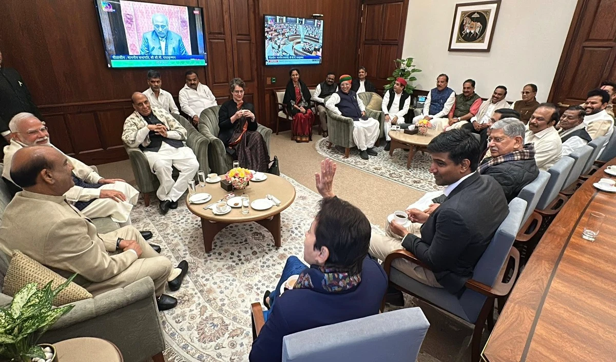 लोकतंत्र की खूबसूरत तस्वीर! पीएम मोदी-राजनाथ सिंह के साथ प्रियंका गांधी ने की चाय पर चर्चा, देखें Video