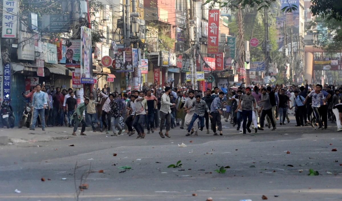 Bangladesh Violence Update | बांग्लादेश में उस्मान हादी की मौत से भयंकर हिंसा, BGB के कमांडो तैनात, आज सुपुर्दे खाक होंगे हादी