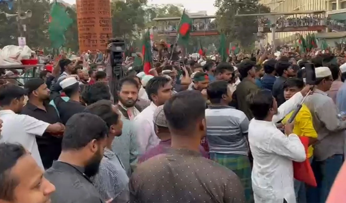 एक-एक कर कौन बांग्लादेश के छात्र नेताओं को ठोक रहा है, हादी के बाद अब सिकंदर को सिर पर मारी गोली