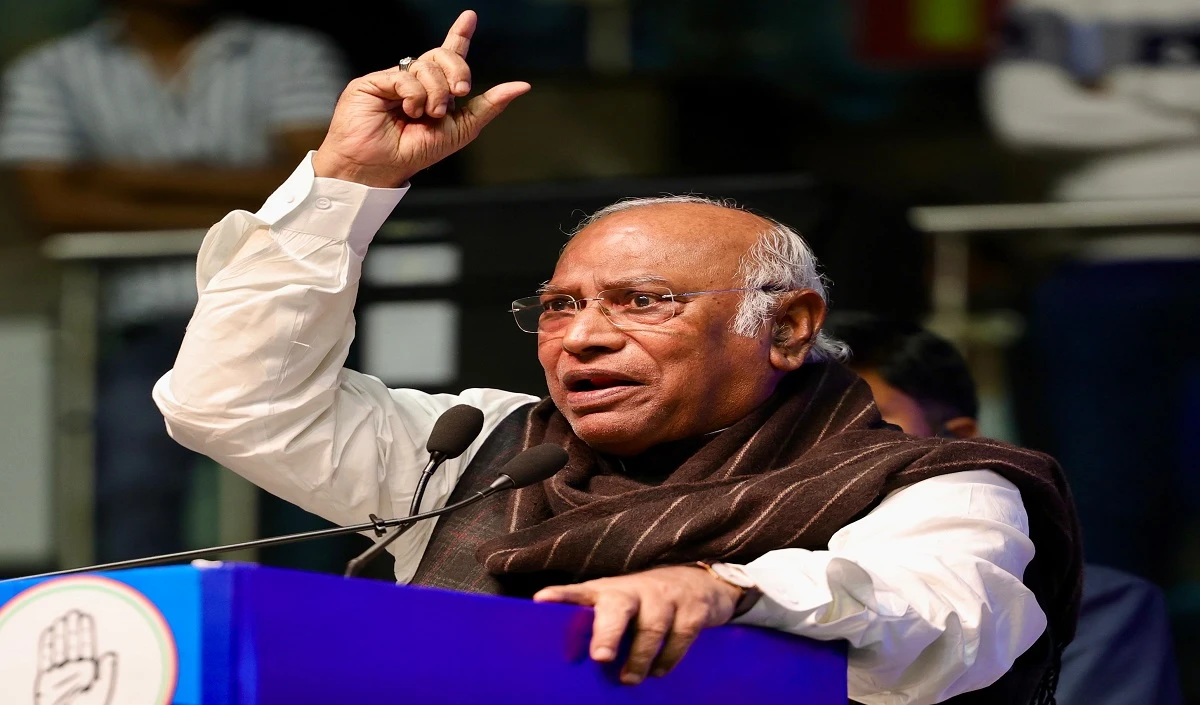 रेल किराए में वृद्धि, खड़गे का केंद्र पर वार, बोले- आम जनता को लूटने का कोई मौका नहीं छोड़ रही मोदी सरकार