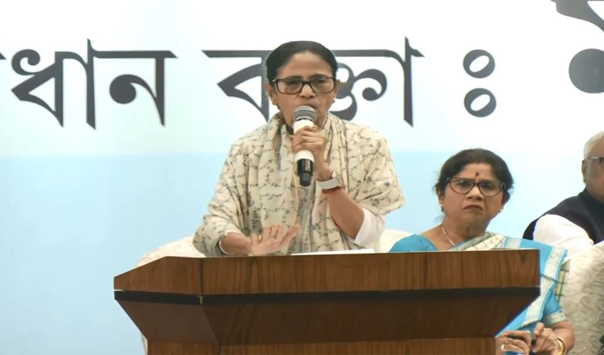 1.5 करोड़ मतदाताओं के नाम हटवाना चाहती है बीजेपी, ममता ने चुनाव आयोग पर साधा निशाना