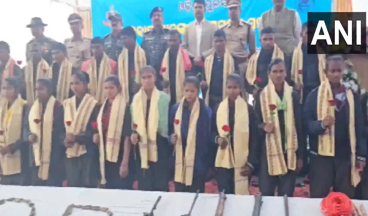 माओवादियों के गढ़ मलकानगिरी में 22 नक्सलियों का आत्मसमर्पण, शांति की ओर बढ़ा ओडिशा