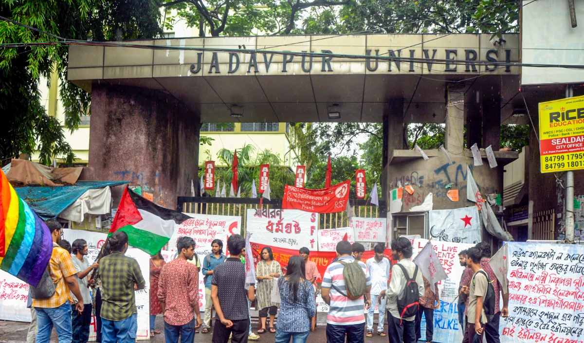 पश्चिम बंगाल : यादवपुर विश्वविद्यालय में धार्मिक भेदभाव के आरोप वाले पोस्टर लेकर पहुंचे छात्र