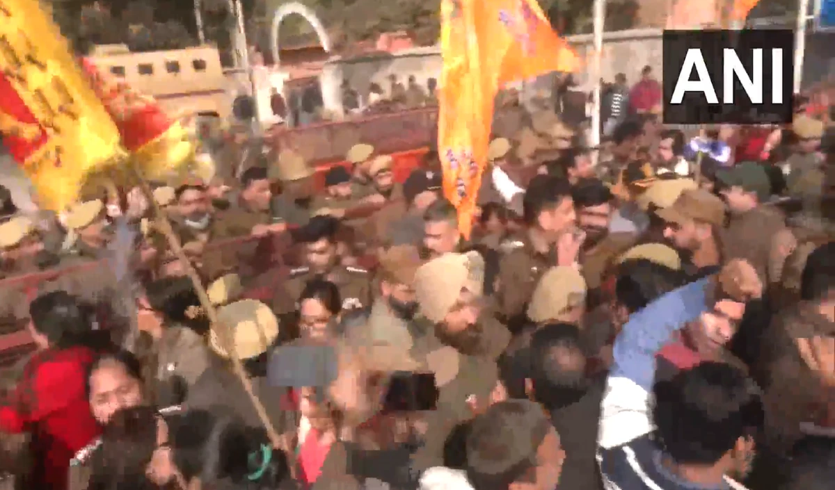 Vaishno Devi College controversy: प्रदर्शनकारियों ने LG Manoj Sinha का पुतला जलाया, 