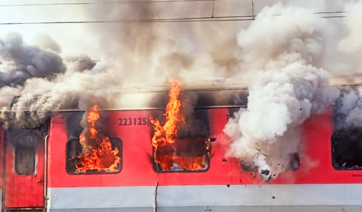 Andhra Pradesh Train Fire | टाटानगर-एर्नाकुलम एक्सप्रेस के दो डिब्बों में भीषण आग, एक यात्री की दर्दनाक मौत, मची अफरा-तफरी, जांच शुरू