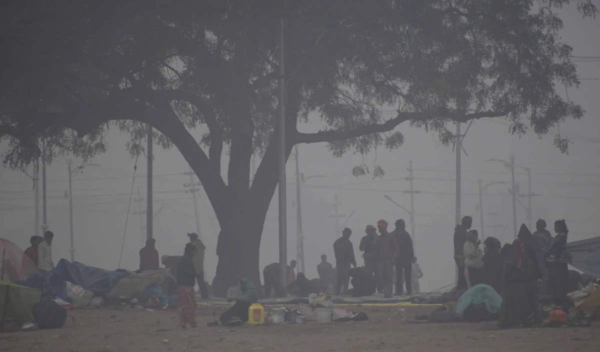 घने कोहरे से दिल्ली में सांस लेना मुश्किल, AQI 402 पहुंचा, हवा की क्वालिटी 