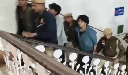 देशद्रोह के आरोप या छात्र राजनीति? इंडिया गेट प्रदर्शन में हिडमा का नाम, जमानत पर गरमाई बहस