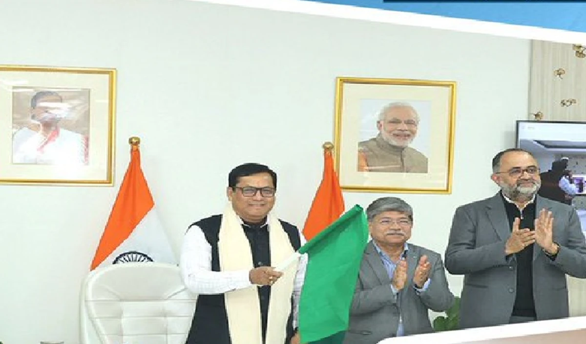 कान्हा बंदरगाह में आत्मनिर्भरता का प्रतीक, सोनोवाल ने लॉन्च किया पहला इलेक्ट्रिक ग्रीन टग