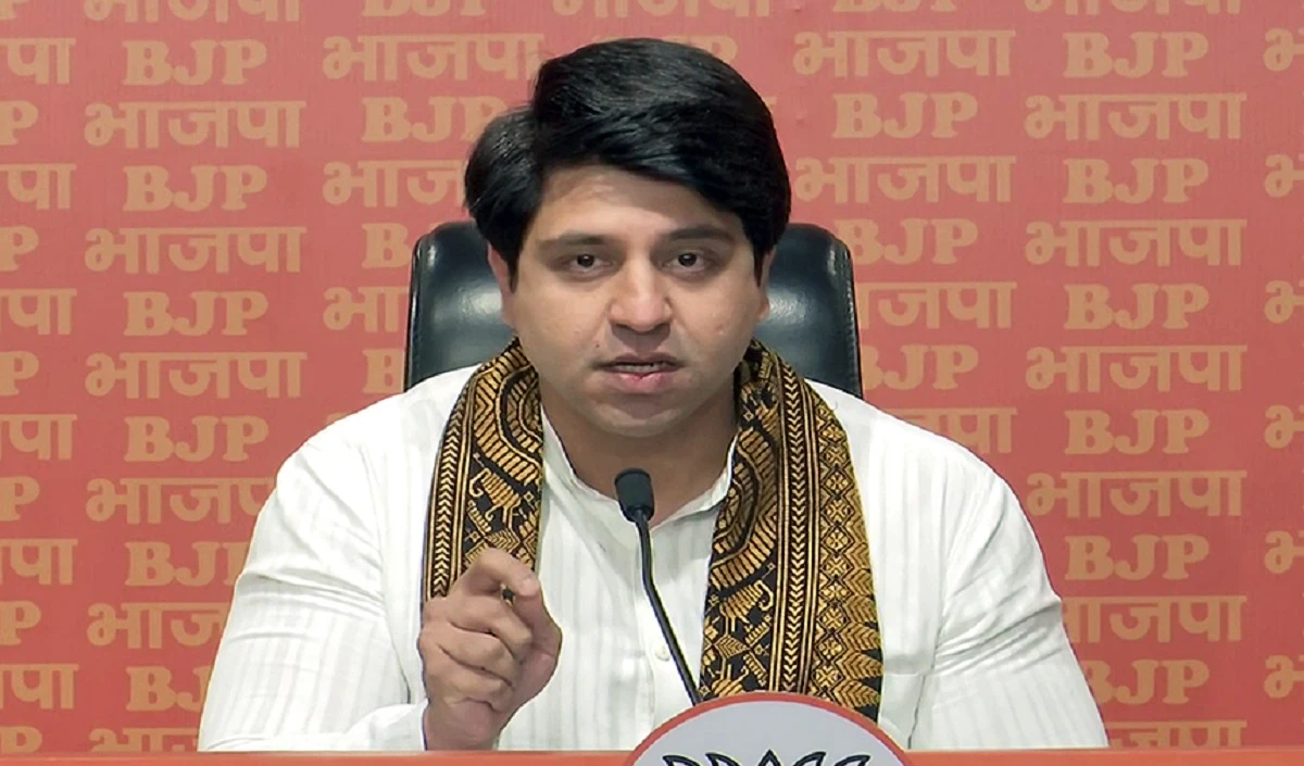 जापान को पछाड़ भारत बना चौथी आर्थिक शक्ति, Rahul के dead economy वाले बयान पर BJP का पलटवार