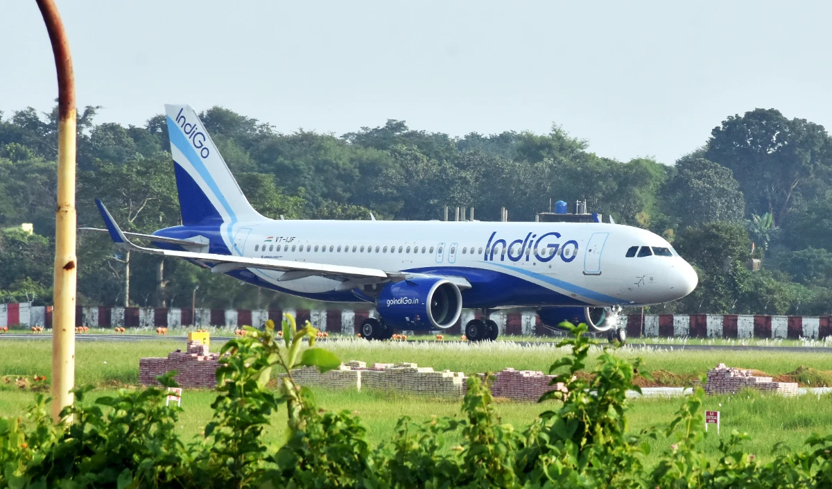 फ्लाइट रद्द, दिल टूटे..., IndiGo संकट में फंसे नवविवाहित जोड़े ने वीडियो कॉल पर मनाया शादी का रिसेप्शन