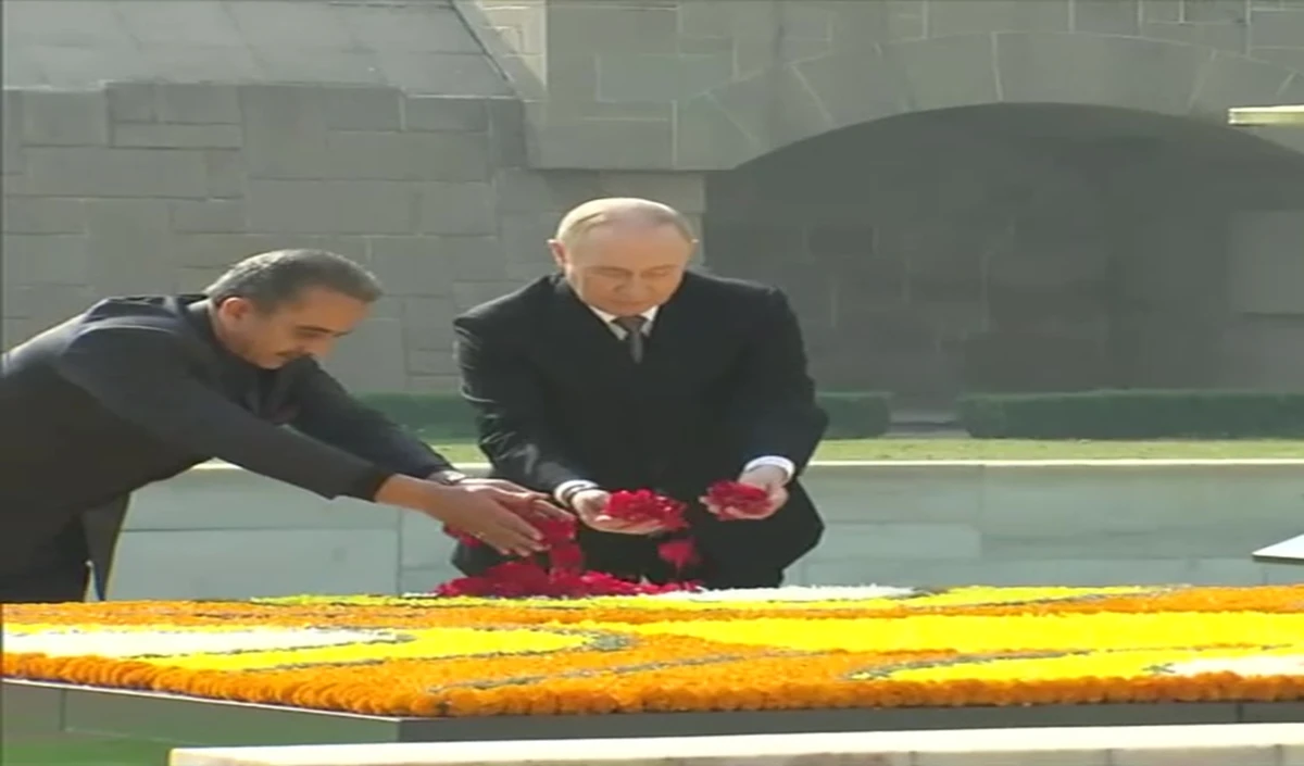 Putin India Visit: Rajghat पहुंचकर President Putin ने दी राष्ट्रपिता को श्रद्धांजलि, विजिटर बुक में लिखा संदेश 