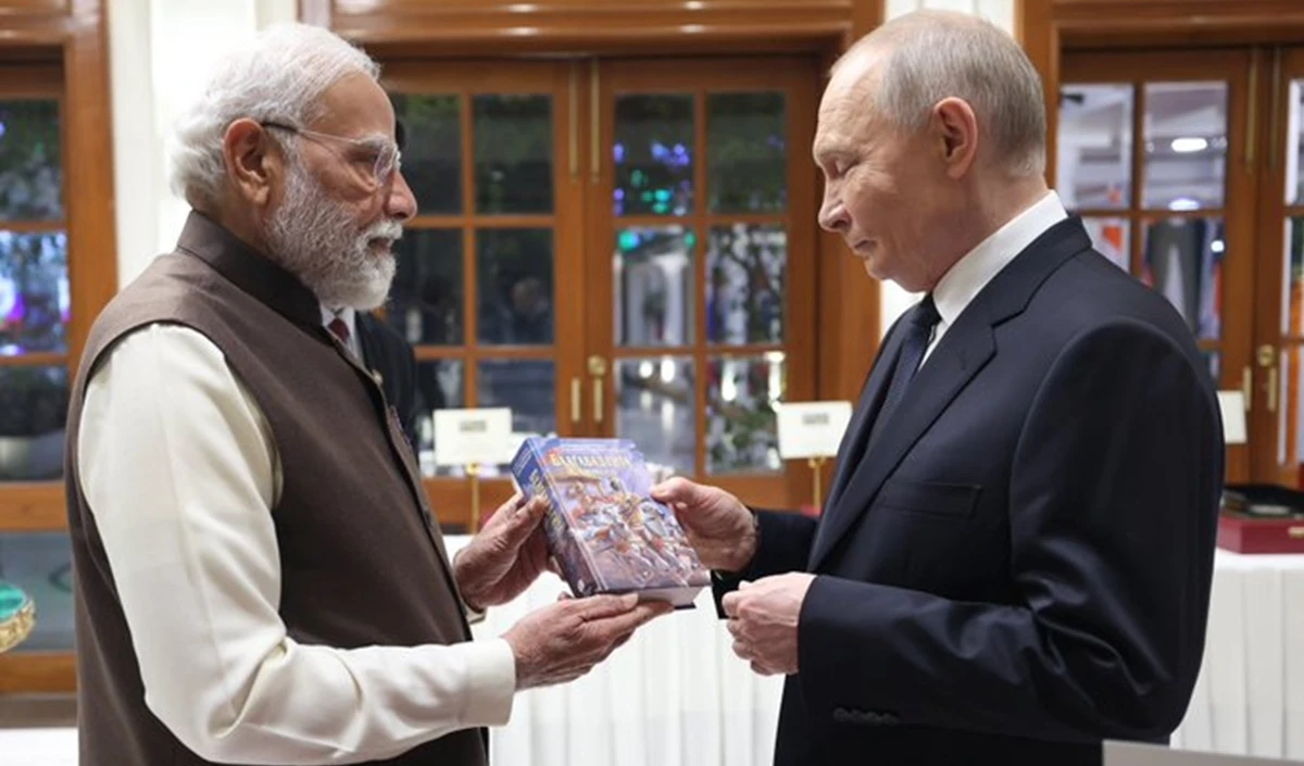 Vladimir Putin को पीएम मोदी ने भेंट की रूसी भाषा में भगवद गीता, भारत-रूस की मजबूत दोस्ती का संकेत