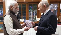 Vladimir Putin को पीएम मोदी ने भेंट की रूसी भाषा में भगवद गीता, भारत-रूस की मजबूत दोस्ती का संकेत