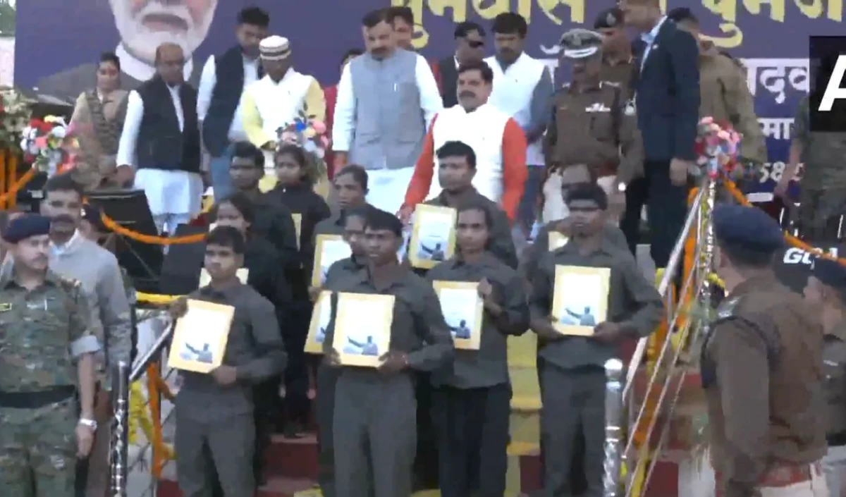 कान्हा-भोरमदेव डिवीजन के लीडर कबीर समेत 10 नक्सलियों का सरेंडर, CM मोहन यादव बोले-