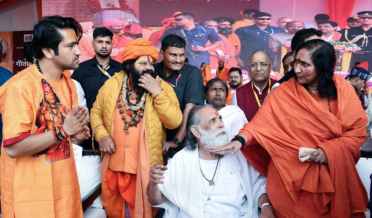 बंगाल में बाबरी के शिलान्यास के जवाब में गूँजा गीता पाठ, Sanatan Sanskriti Sansad में साधु-संतों ने गीता पाठ के जरिये दिया तुष्टिकरण की राजनीति को जवाब