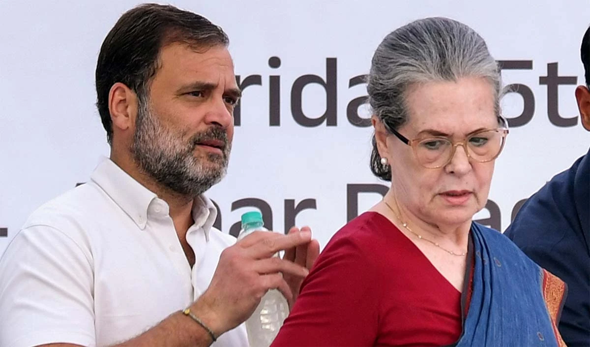 जब संसद में राहुल गांधी सरकार को घेर रहे थे, उसी समय अदालत में सोनिया गांधी पर उठ गया बड़ा सवाल