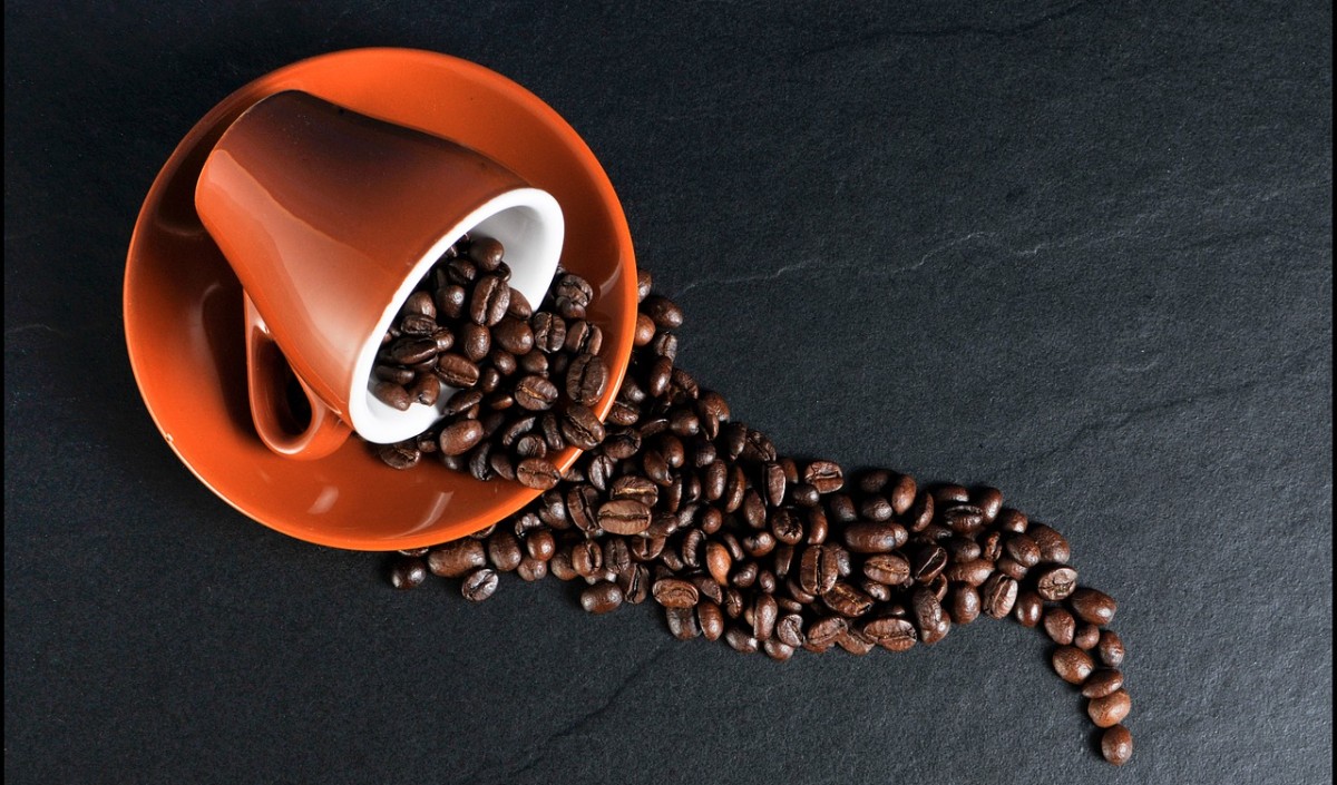 coffee grounds किचन में रखी कॉफी की मदद से घर की सफाई होगी चकाचक