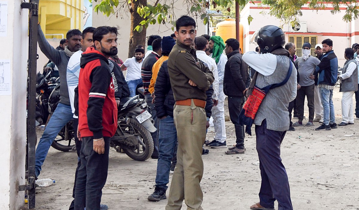 मोबाइल यूज करने पर मां ने बेटी को डांटा, लड़की ने 20वीं मंजिल से छलांग लगाकर दे दी जान मोबाइल यूज करने पर मां ने बेटी को डांटा, लड़की ने 20वीं मंजिल से छलांग लगाकर दे दी जान