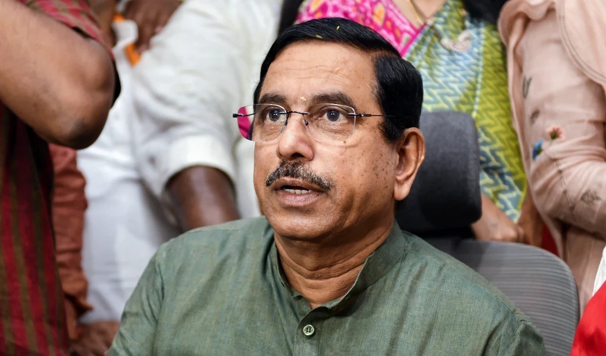 किसान नेताओं के साथ बैठक में केंद्रीय टीम का नेतृत्व करेंगे केंद्रीय मंत्री Prahlad Joshi किसान नेताओं के साथ बैठक में केंद्रीय टीम का नेतृत्व करेंगे केंद्रीय मंत्री Prahlad Joshi