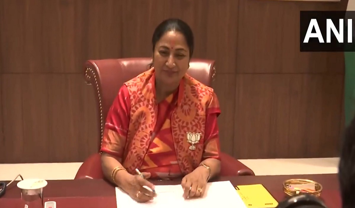 दिल्ली सचिवालय पहुंच रेखा गुप्ता ने संभाला CM का कार्यभार, शाम 7 बजे होगी कैबिनेट की पहली बैठक