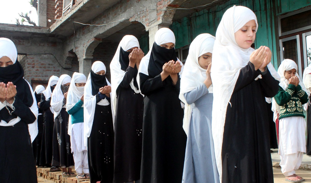 मदरसे में गलती से गिर गया 11 साल की बच्ची से चावल, लात-घूंसों से मासूम को पीटा गया, आरोपी गिरफ्तार मदरसे में गलती से गिर गया 11 साल की बच्ची से चावल, लात-घूंसों से मासूम को पीटा गया, आरोपी गिरफ्तार