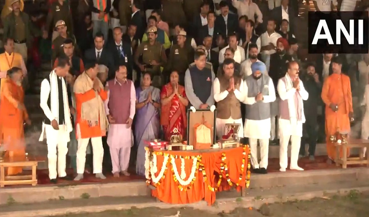 Delhi: वासुदेव घाट पर यमुना आरती, सभी मंत्रियों के साथ मौजूद रहीं सीएम रेखा गुप्ता Delhi: वासुदेव घाट पर यमुना आरती, सभी मंत्रियों के साथ मौजूद रहीं सीएम रेखा गुप्ता