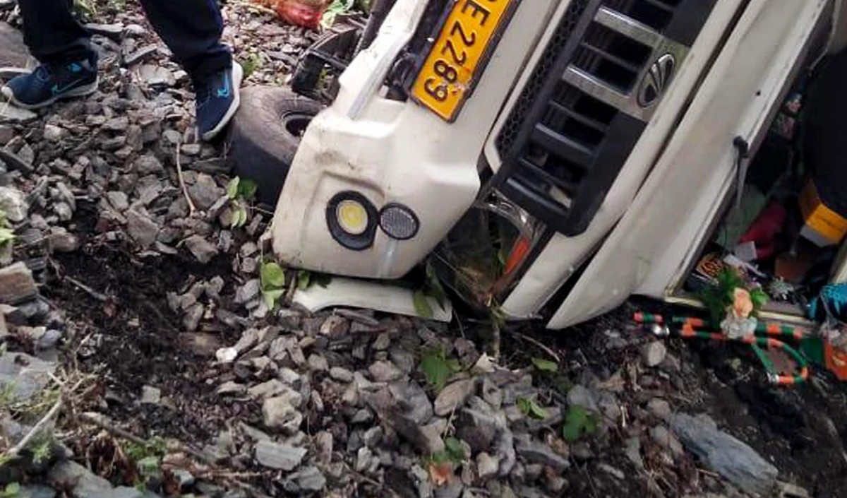 महाकुंभ में स्नान कर वाराणसी जा रहे स्कूटी सवार तीन लोगों को कार ने रौंदा, दादा-पोता की मौत