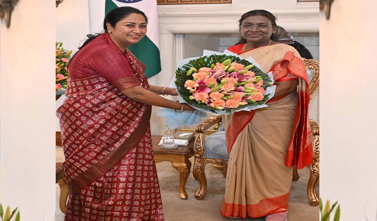 Delhi CM रेखा गुप्ता ने राष्ट्रपति द्रौपदी मुर्मू से की मुलाकात, कहा- विकास यात्रा में आपका मार्गदर्शन सदैव मिलता रहेगा