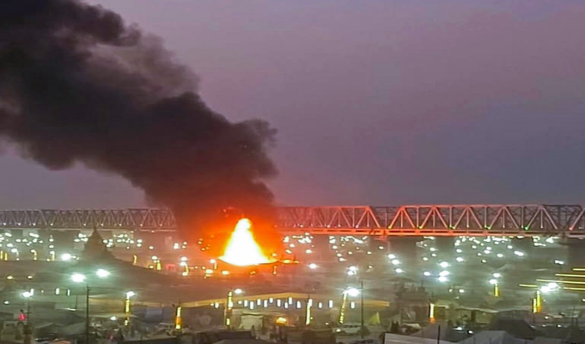 महाकुंभ नगर के सेक्टर-25 में लगी आग, कोई जनहानि नहीं महाकुंभ नगर के सेक्टर-25 में लगी आग, कोई जनहानि नहीं