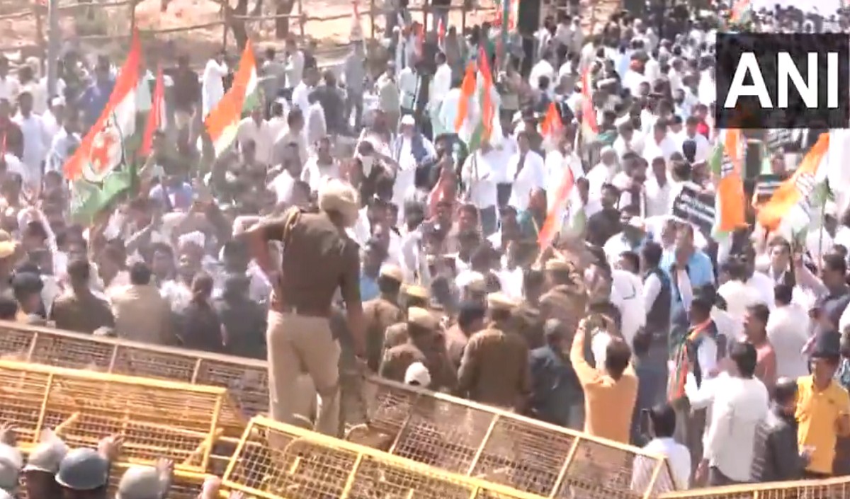 राजस्थान विधानसभा के बाहर कांग्रेस कार्यकर्ताओं का भारी विरोध प्रदर्शन, पुलिस ने लगाए बैरिकेड्स राजस्थान विधानसभा के बाहर कांग्रेस कार्यकर्ताओं का भारी विरोध प्रदर्शन, पुलिस ने लगाए बैरिकेड्स