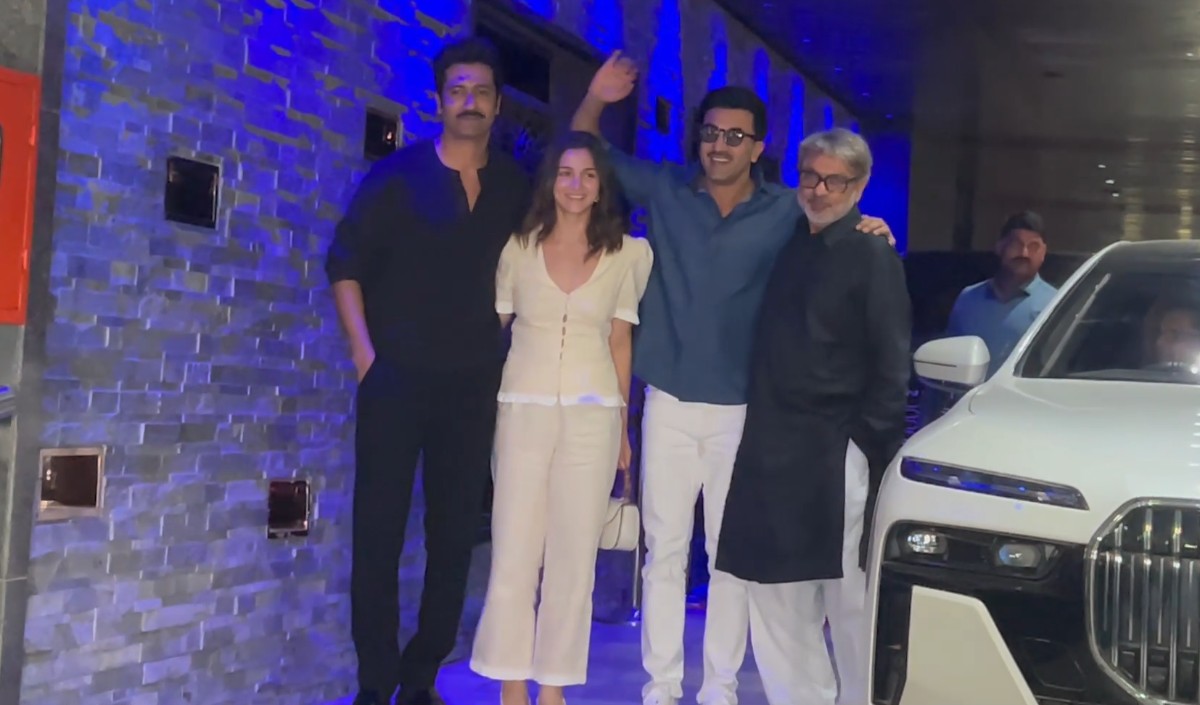 love and war trio alia bhatt ranbir kapoor vicky kaushal celebrated bhansali birthday - Prabhasakshi latest news in hindi