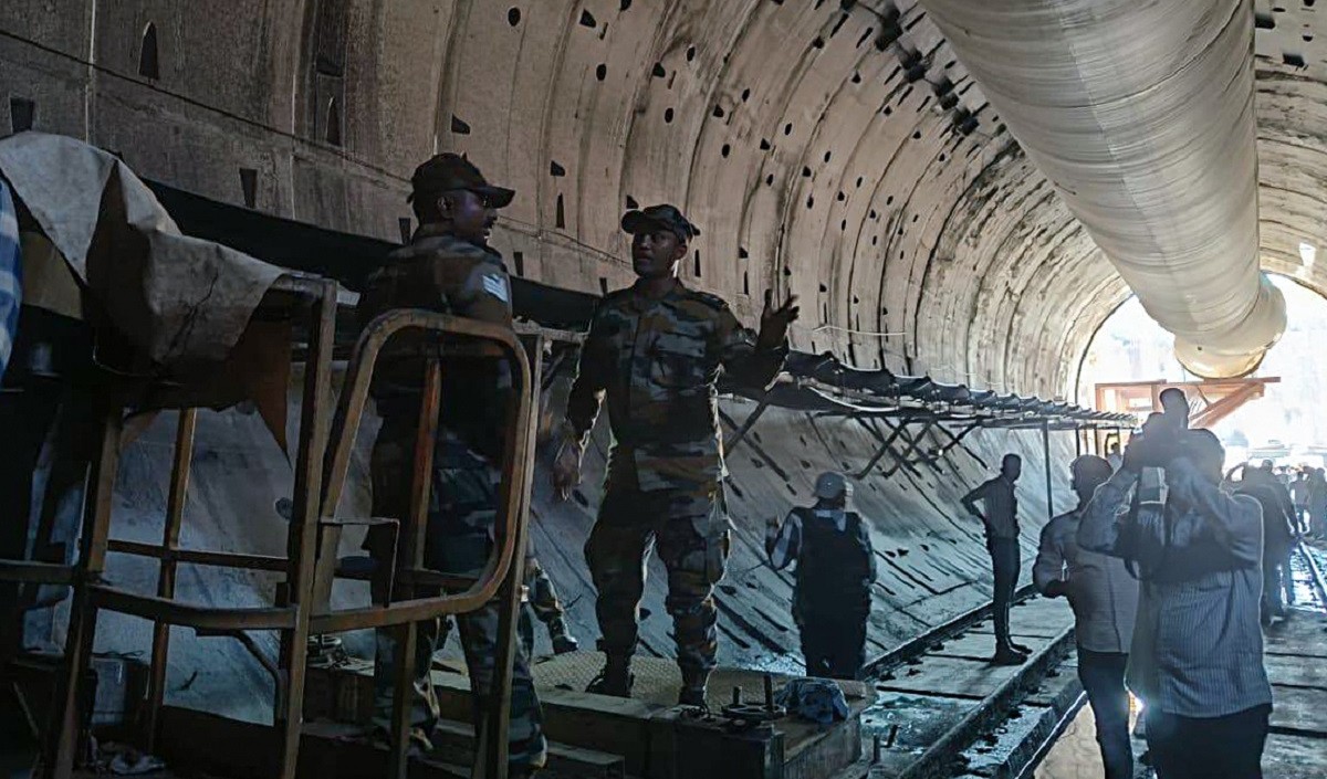 Telangana Tunnel Collapse: उत्तरकाशी में सफल ऑपरेशन करने वाली रैट माइनर्स की टीम ने शुरू किया रेस्क्यू ऑपरेशन Telangana Tunnel Collapse: उत्तरकाशी में सफल ऑपरेशन करने वाली रैट माइनर्स की टीम ने शुरू किया रेस्क्यू ऑपरेशन