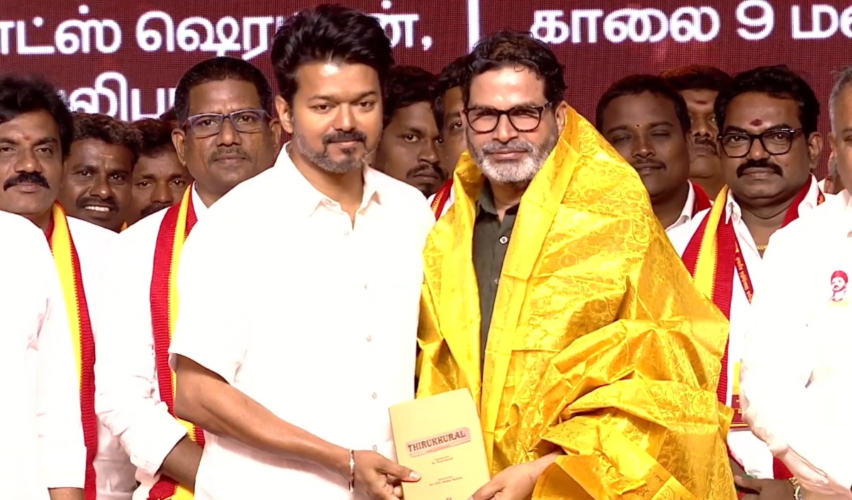 Tamilaga Vettri Kazhagam की पहली वर्षगांठ पर पार्टी प्रमुख Vijay के साथ मंच साझा करते दिखे Prashant Kishor