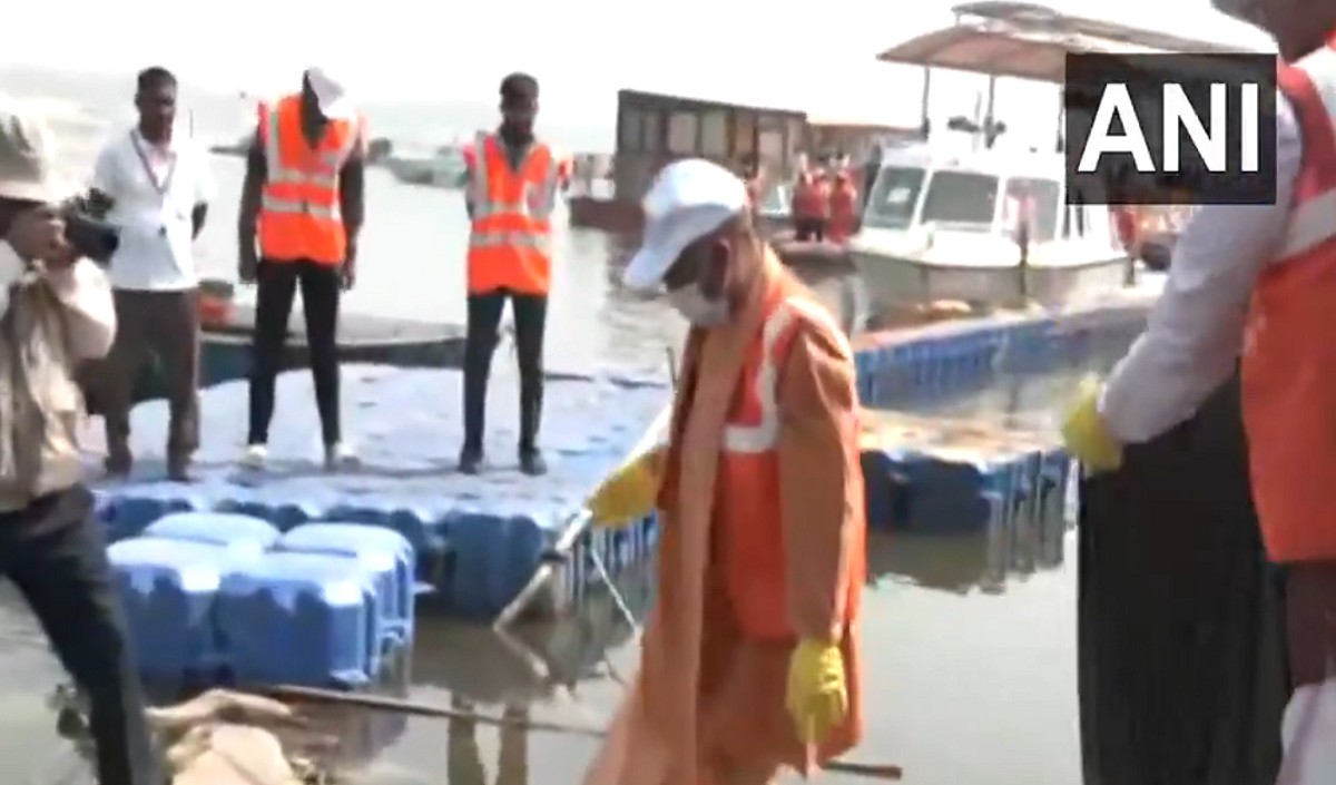 Mahakumbh: कैब‍िनेट मंत्रियों के साथ सीएम योगी ने चलाया सफाई अभियान, संगम घाट पर की पूजा