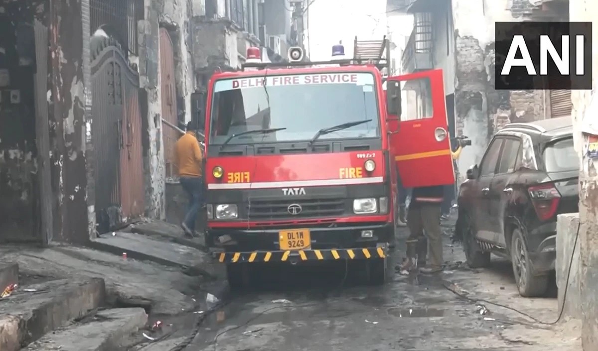 दिल्ली में बवाना औद्योगिक क्षेत्र में आग लगी