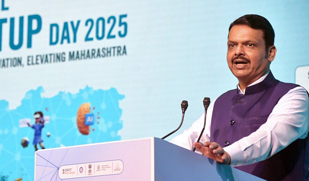 उद्योगों को परेशान करने वालों के खिलाफ कड़ी कार्रवाई करे पुलिस : फडणवीस उद्योगों को परेशान करने वालों के खिलाफ कड़ी कार्रवाई करे पुलिस : फडणवीस