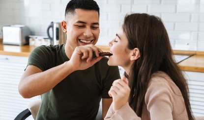 Chocolate Day 2025 । चॉकलेट की मिठास के साथ लें प्यार का मजा, इन रोमांटिक और मजेदार तरीकों से पार्टनर को खास महसूस कराएं
