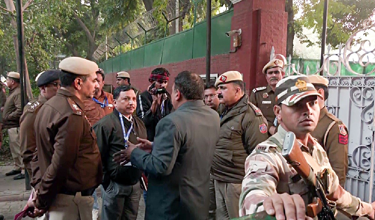 Delhi Election Result के बीच CM ऑफिस को किया गया सील,  तगड़ा एक्शन शुरू! केजरीवाल के उड़े होश