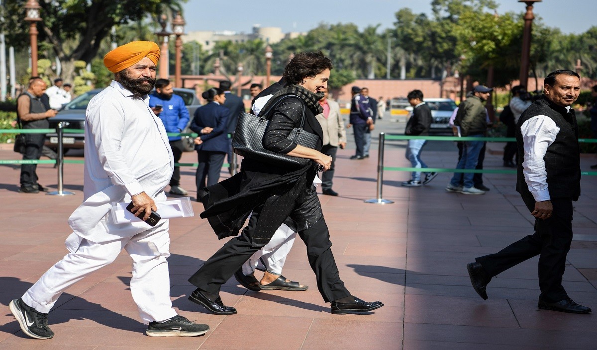 संविधान और लोकतंत्र को कमजोर कर रही केंद्र सरकार, वायनाड सांसद प्रियंका गांधी ने लगाया आरोप संविधान और लोकतंत्र को कमजोर कर रही केंद्र सरकार, वायनाड सांसद प्रियंका गांधी ने लगाया आरोप