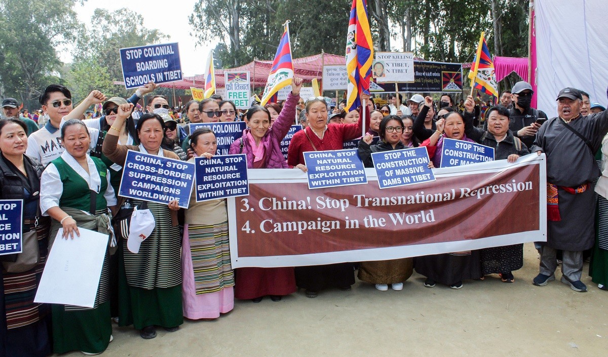 भारत में चीन के साथ हो गया तगड़ा खेल, जब तिब्बतियों ने घेर लिया पूरा दूतावास