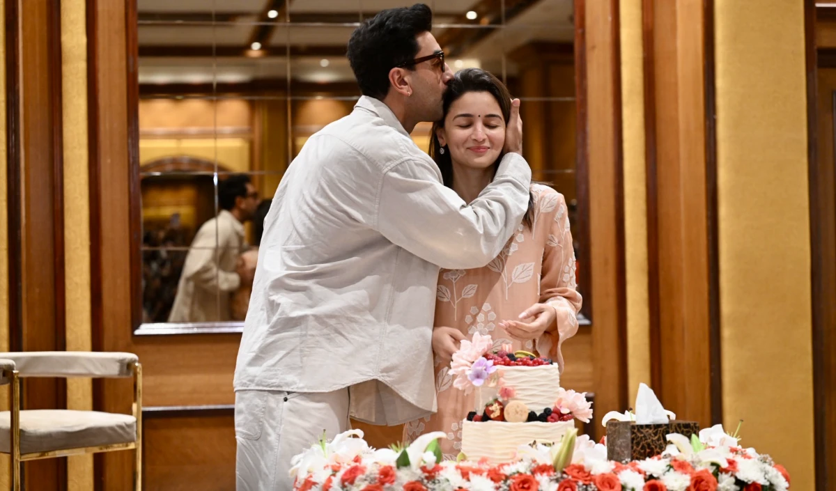 alia bhatt cut cake in pre birthday celebration with paparazzi ranbir kapoor kissed his wife - Prabhasakshi latest news in hindi