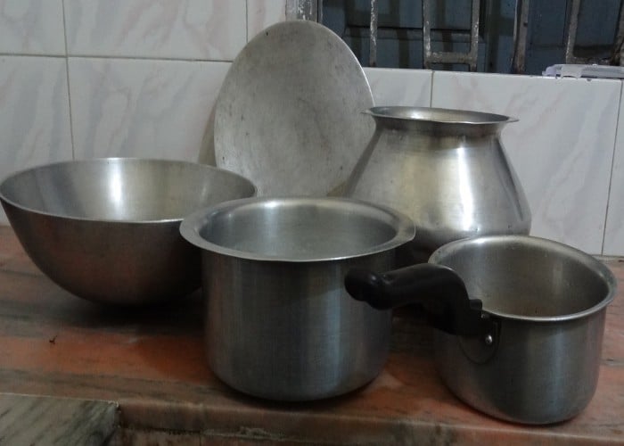 Donate Old Utensils: पुराने बर्तनों का दान करने से हमेशा बनी रहेगी सुख-शांति, जानिए कब और किस दिन करना चाहिए दान