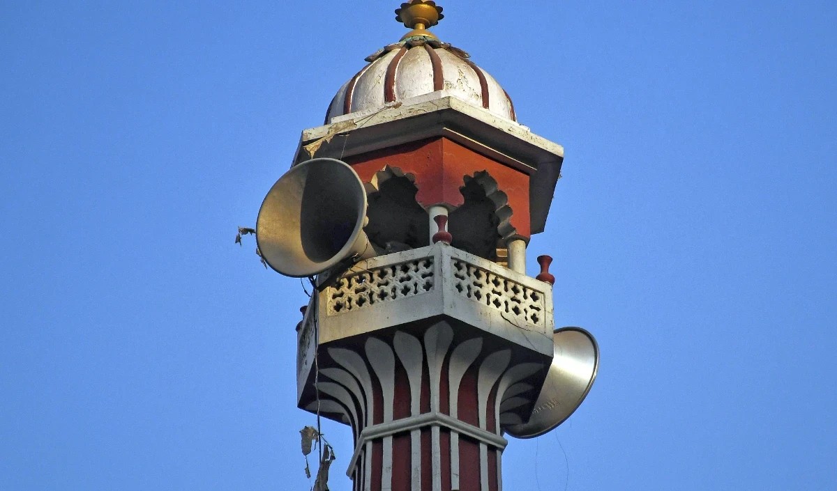 मस्जिद में बिना अनुमति लाउडस्पीकर का इस्तेमाल करने के आरोप में मौलवी पर मुकदमा