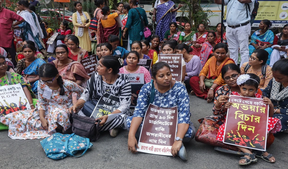 RG Kar रेप केस पर प्रोटेस्ट में लिया था हिस्सा, अब बंगाल सरकार ने डॉक्टर को थमाया ट्रांसफर नोटिस