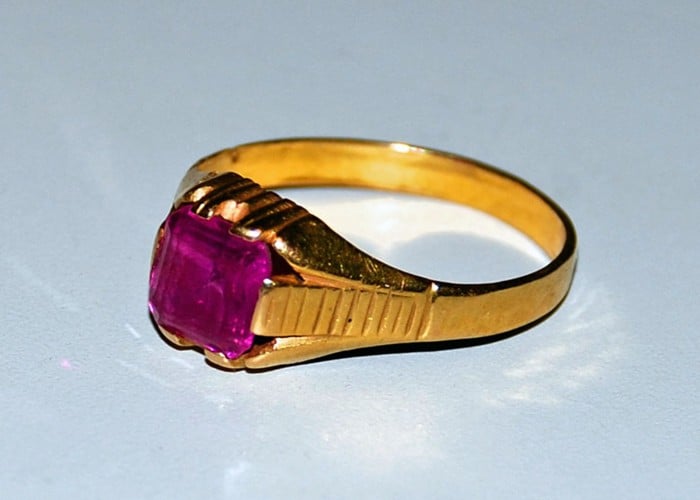 Manik Gemstone Benefits: सूर्य ग्रह से संबंधित होता है माणिक्य रत्न, जानिए किसे पहनना चाहिए और किसे नहीं