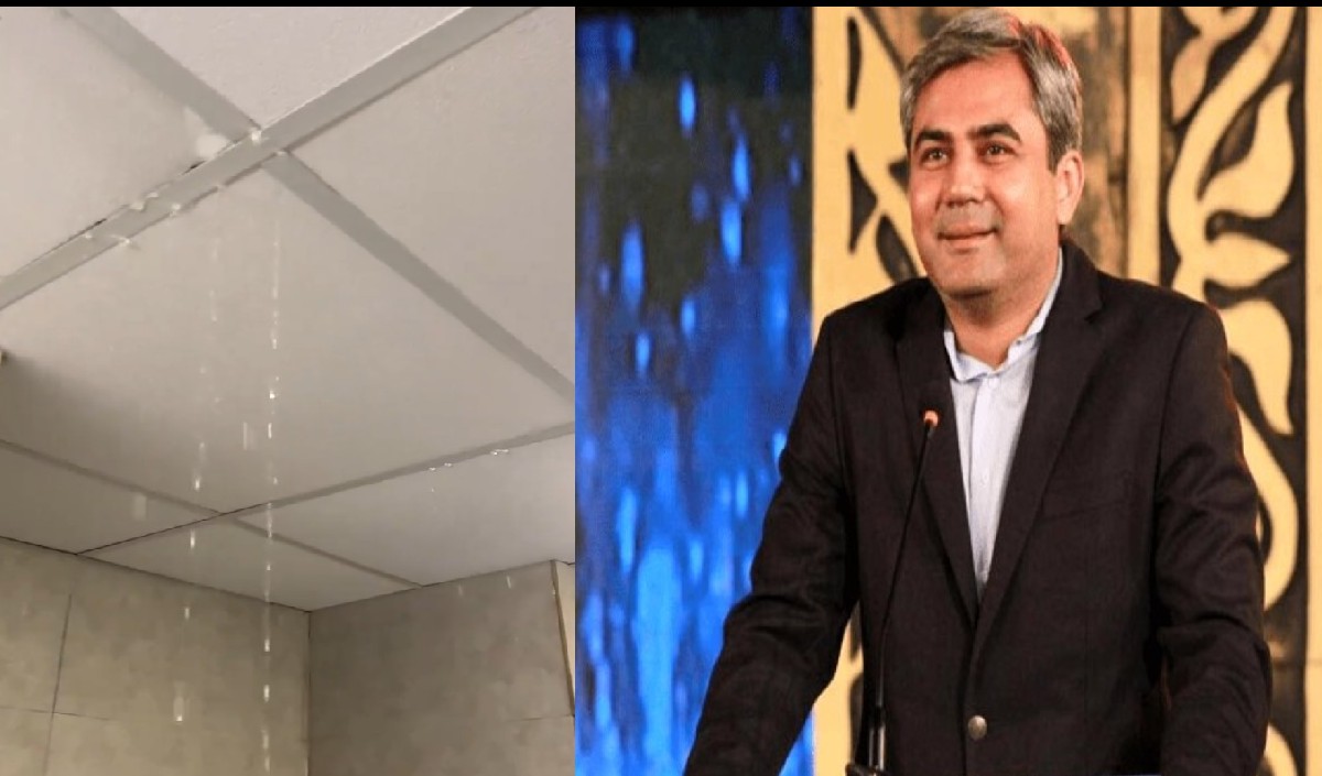 चैंपियंस ट्रॉफी 2025 के बीच में पाकिस्तान की हुई फजीहत, सेमीफाइनल से पहले गद्दाफी स्टेडियम की छत हुई लीक चैंपियंस ट्रॉफी 2025 के बीच में पाकिस्तान की हुई फजीहत, सेमीफाइनल से पहले गद्दाफी स्टेडियम की छत हुई लीक