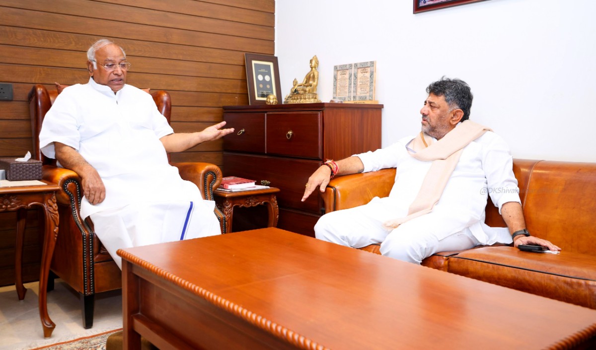 Karnataka: नेतृत्व परिवर्तन की अटकलों के बीच मल्लिकार्जुन खड़गे से मिले डीके शिवकुमार, जानें क्या हुई बात Karnataka: नेतृत्व परिवर्तन की अटकलों के बीच मल्लिकार्जुन खड़गे से मिले डीके शिवकुमार, जानें क्या हुई बात