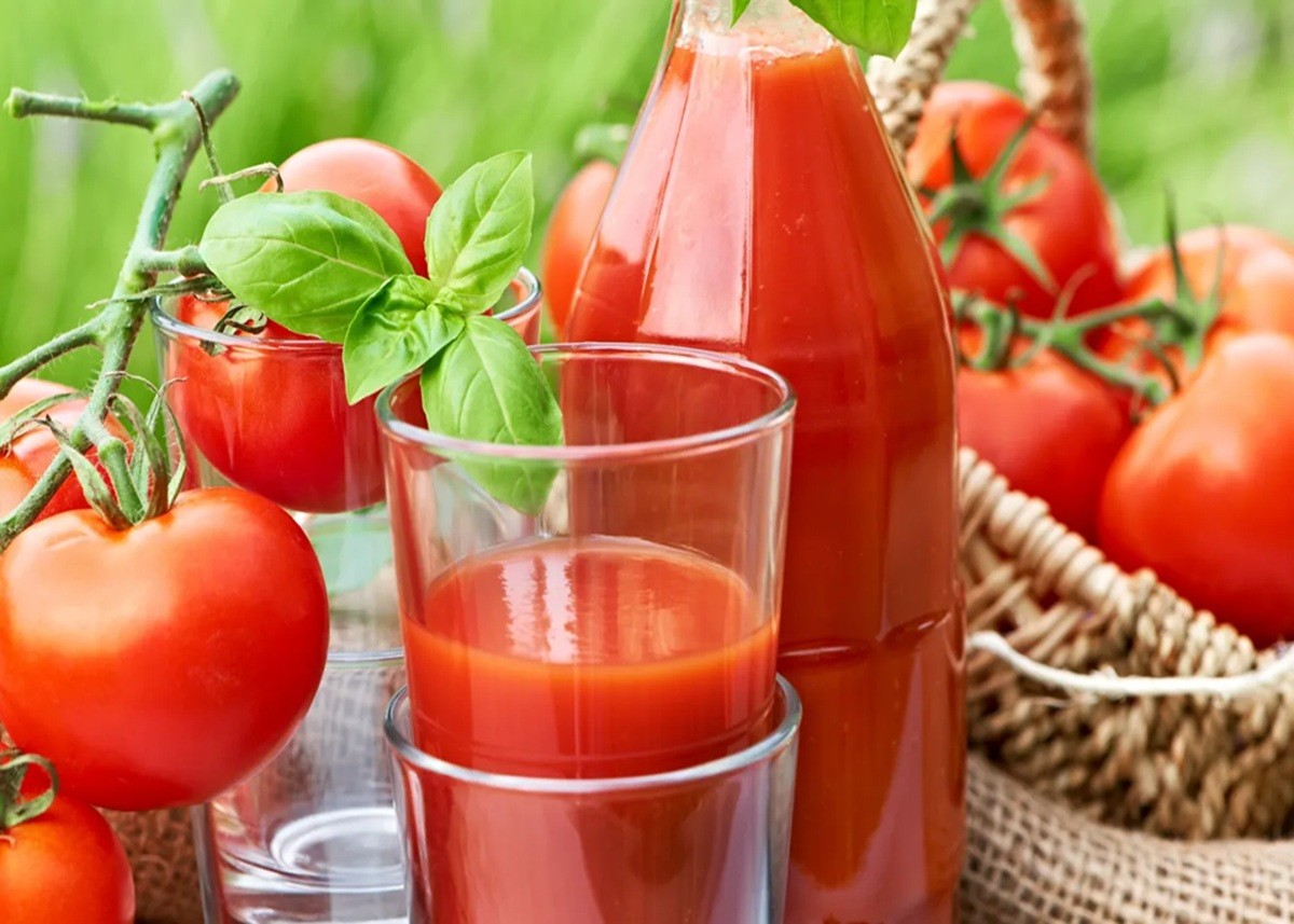 Tomato Juice: टमाटर का जूस पीने से मिलेंगे गजब के फायदे, आप भी डेली डाइट में जरूर करें शामिल