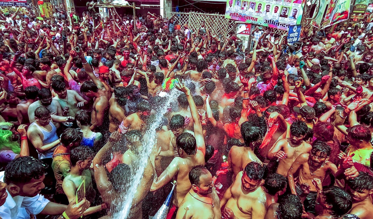 ‘एक साल में 52 जुमे होते हैं और होली एक दिन, रंग से दिक्कत हो तो घर से ना निकलें’, संभल CO का बड़ा बयान